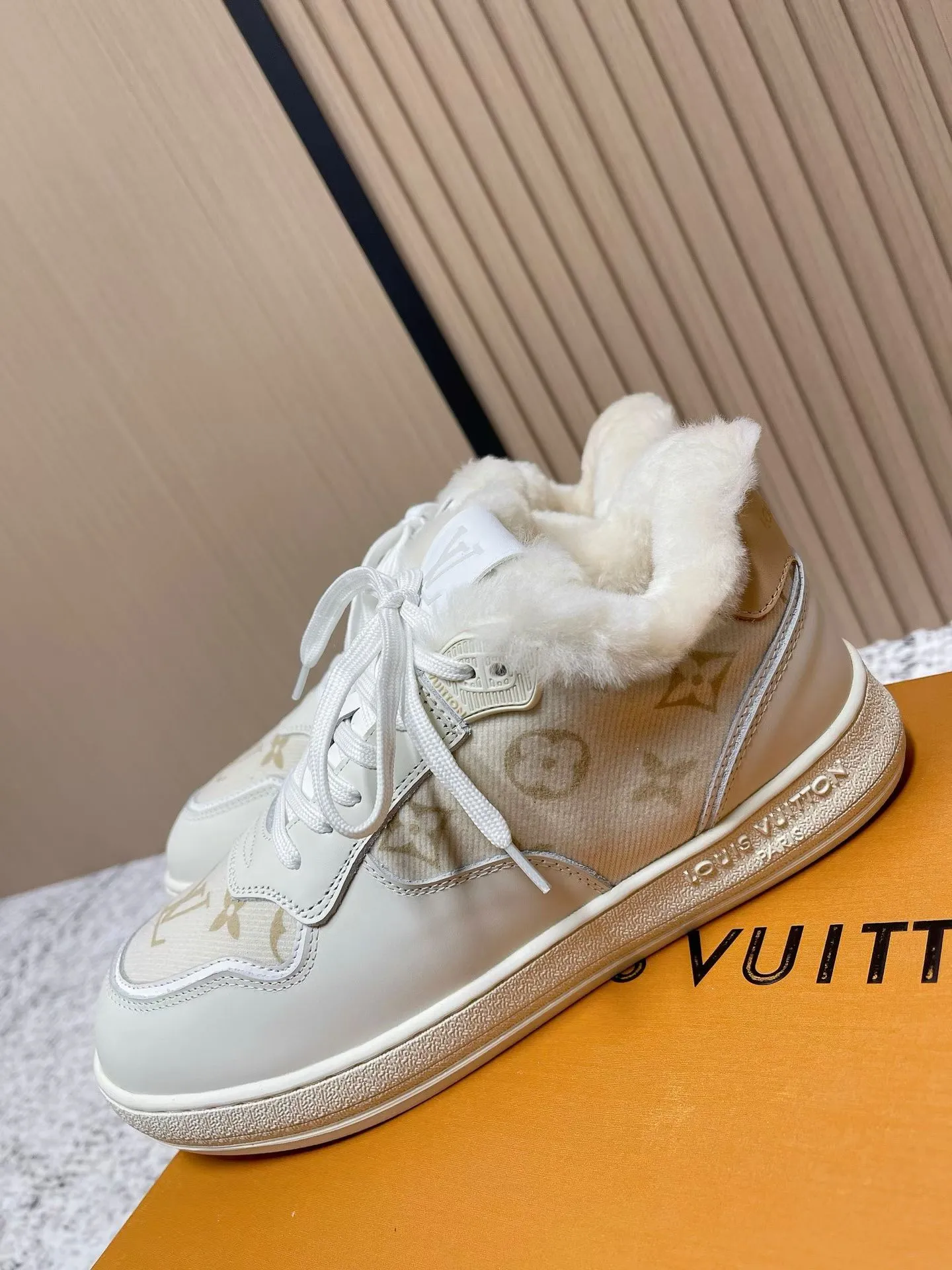 Men's shoes pP700! Top version Louis Vuiton Louis Vuitton sneakers casual shoes wool style‼ ️ LV Trainer sneakers are a classic idea inspired by retro basketball shoes by designer Virgil Abloh. This time, they are spliced ​​with smooth cow leather and Monogram embossed grained cow leather, and are embellished with Monogram flowers on the rubber outsole, reflecting a striking jump in one color! Fabric: Original imported first-layer cowhide Lining: Warm wool lining Bottom thickness: about 3cm Size: 35-41